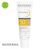 Produit de la marque Bioderma Photoderm M Gel-Crème Solaire Anti-Taches Clarifiante Teintée Claire Spf50 - 40ml sur un fond blanc avec un logo Parachezvous et celui de de la marque Bioderma