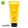 Produit de la marque Sensilis Sun Secret Gel-Crème Solaire Spf50 - 200ml sur un fond blanc avec un logo Parachezvous et celui de de la marque Sensilis
