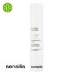 Produit de la marque Sensilis Upgrade Fluide Anti-Âge Raffermissant - 50ml sur un fond blanc avec un logo Parachezvous et celui de de la marque Sensilis