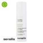 Produit de la marque Sensilis Upgrade Sérum Anti-Âge Raffermissant - 30ml sur un fond blanc avec un logo Parachezvous et celui de de la marque Sensilis